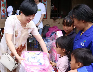 當(dāng)走在前面的時(shí)候，別忘了拉后面的人一把——記干塘子村捐助